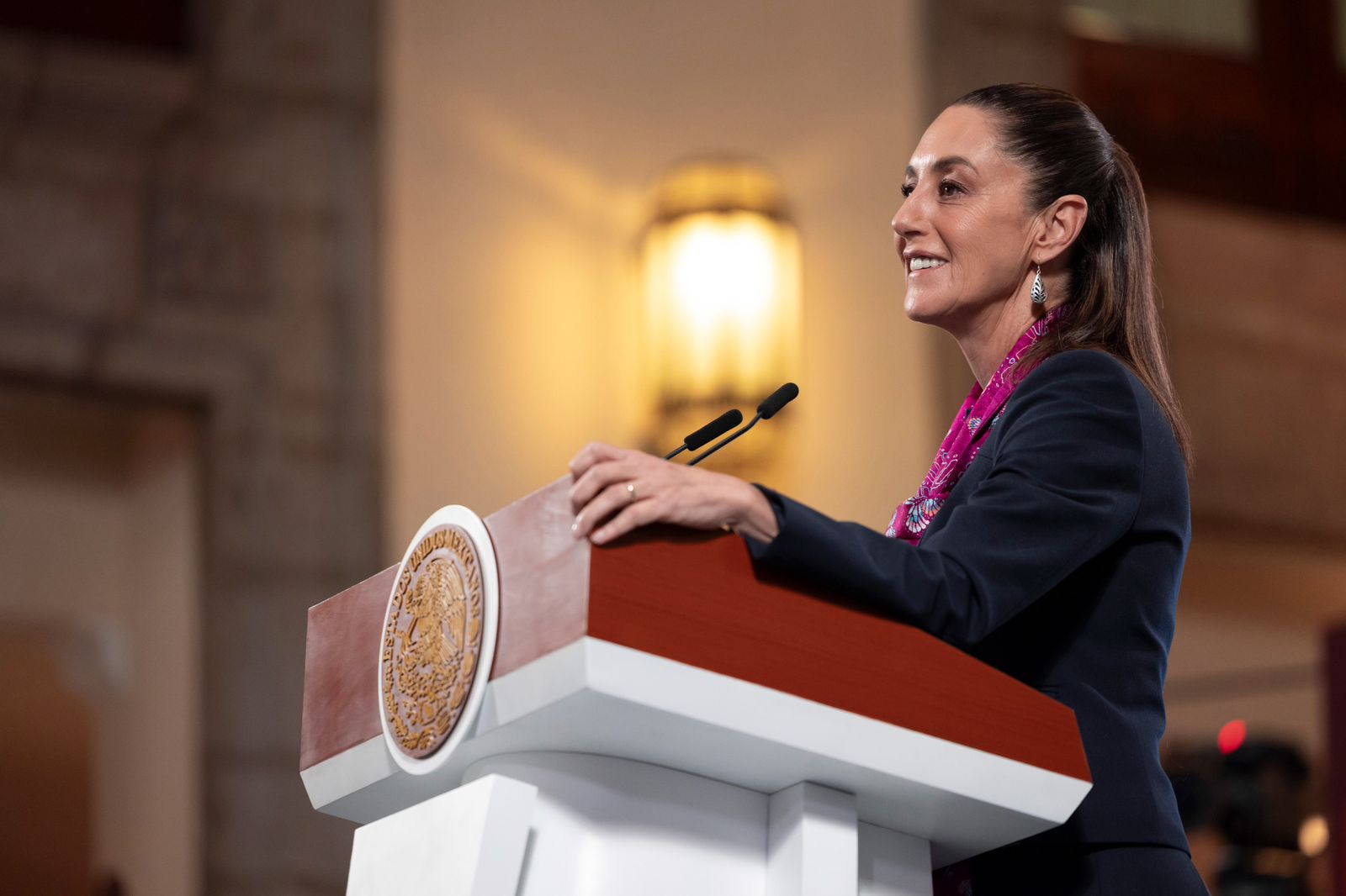 Sheinbaum firma decretos para facilitar movilidad docente y congelar edad de jubilación
