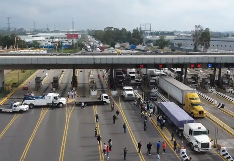 Transportistas bloquean accesos a la CDMX; exigen aparición de su líder en Edomex