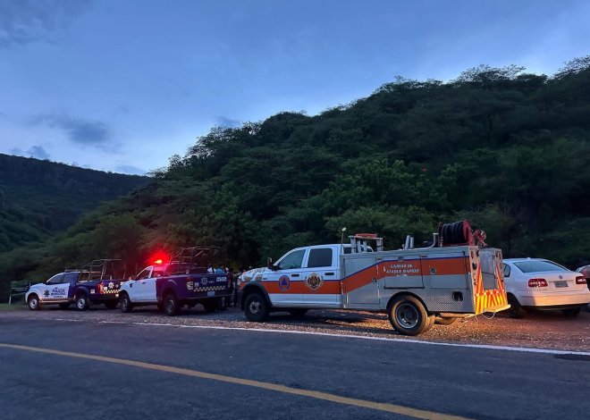Rescatan a 17 personas atrapadas por creciente en cascada de Guanajuato