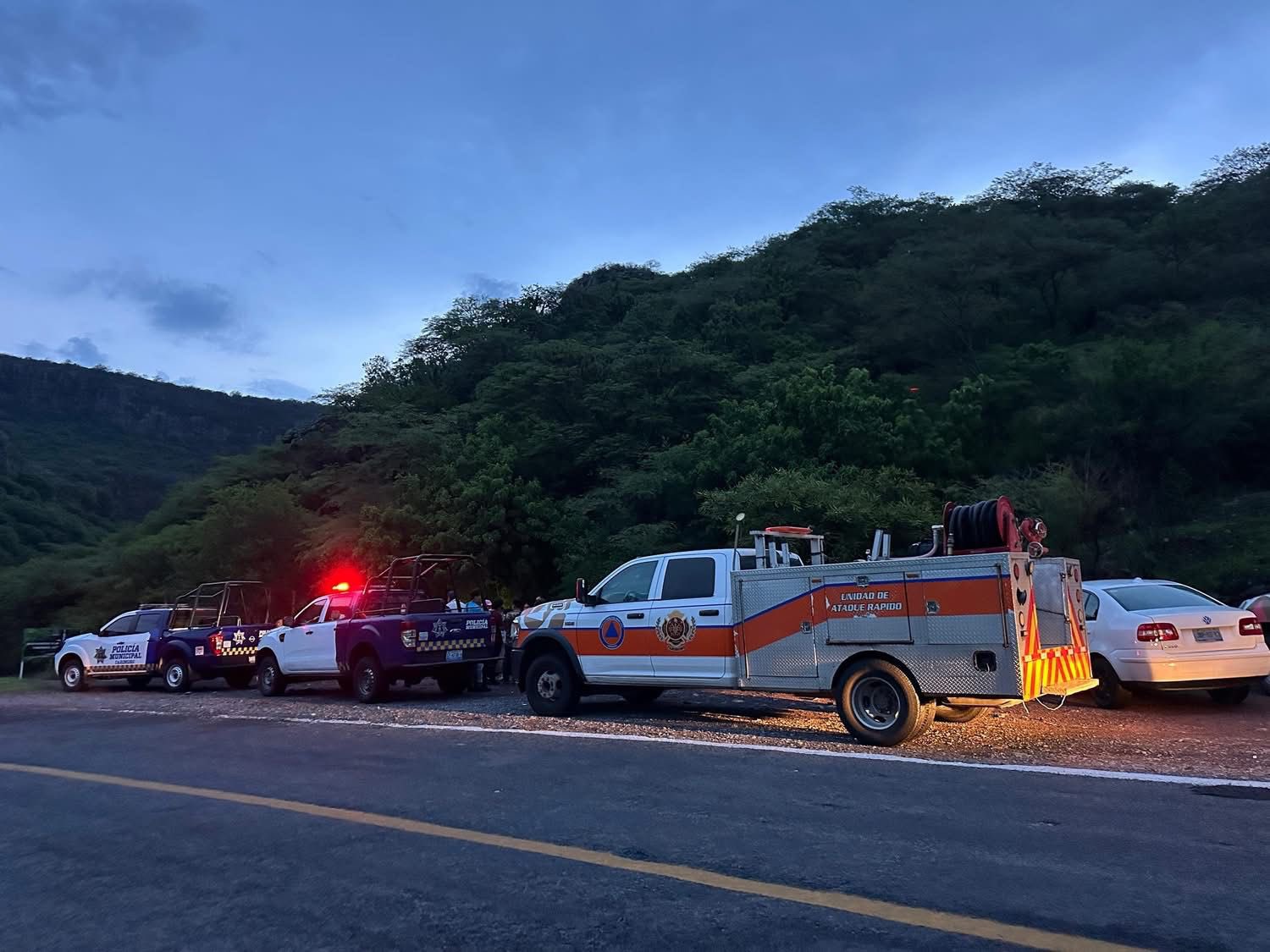Rescatan a 17 personas atrapadas por creciente en cascada de Guanajuato