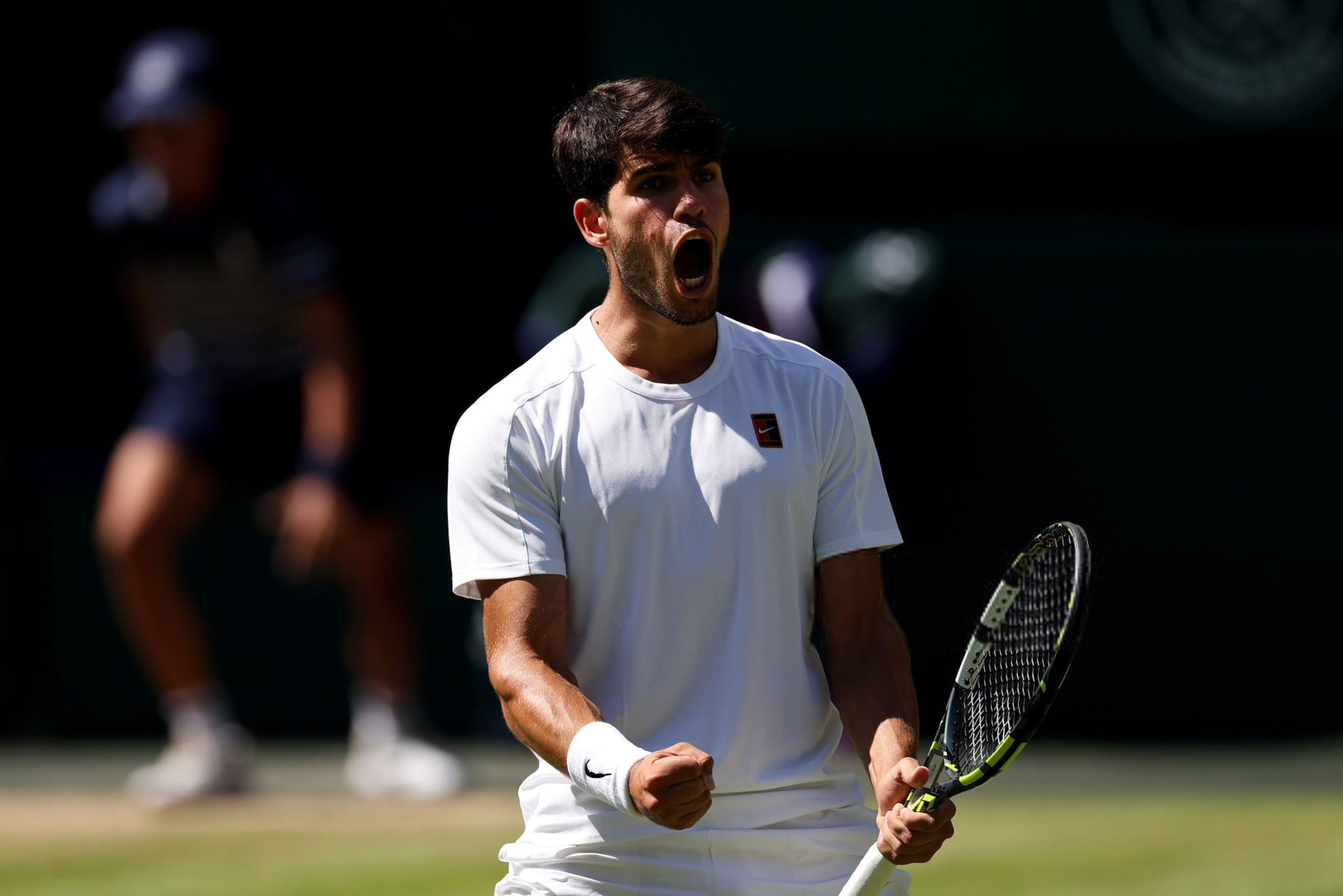 Carlos Alcaraz se abraza a su saque ante Taylor Fritz y ya está en la final de Wimbledon por tercer año consecutivo