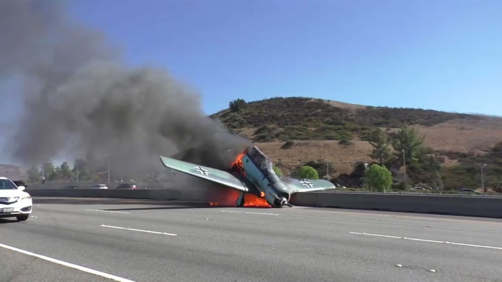 Avioneta se estrella en autopista de Italia; pareja a bordo muere en impactante accidente