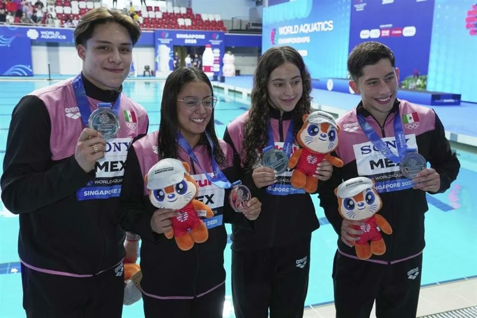 Clavadistas mexicanos ganan plata en Mundial de Singapur 2025