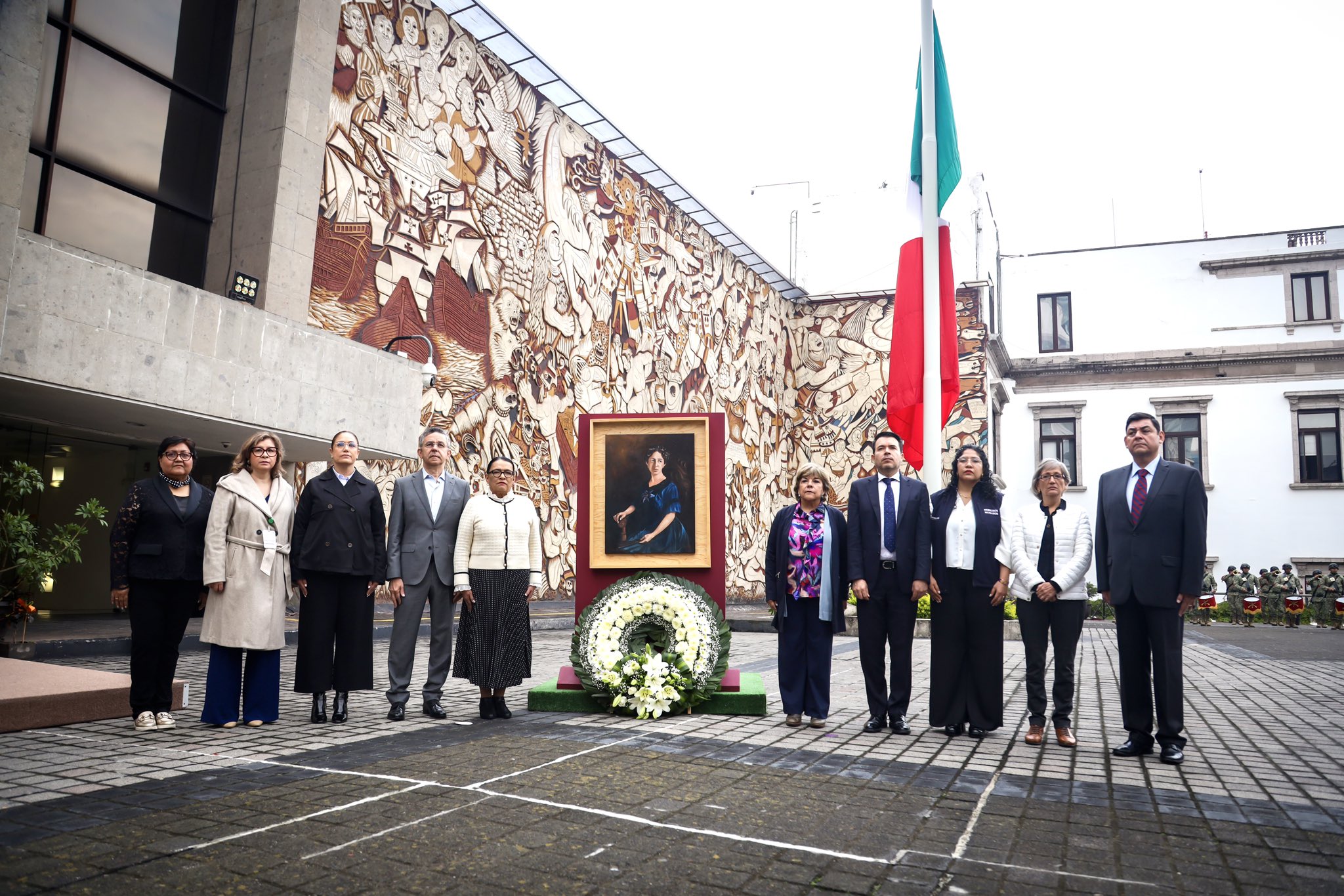 SEGOB iza por primera vez la Bandera Nacional a media asta en honor a Sara Pérez Romero