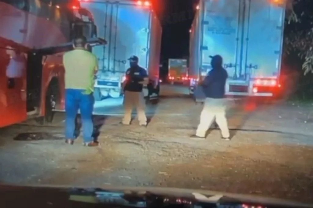 Denuncian extorsión y agresiones a transportistas por parte de policías en Veracruz