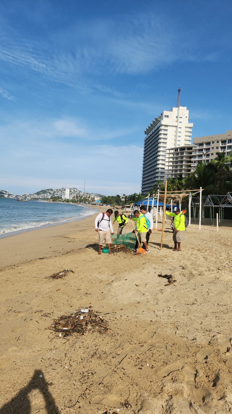 Refuerzan limpieza y vigilancia en playas de Acapulco tras lluvias