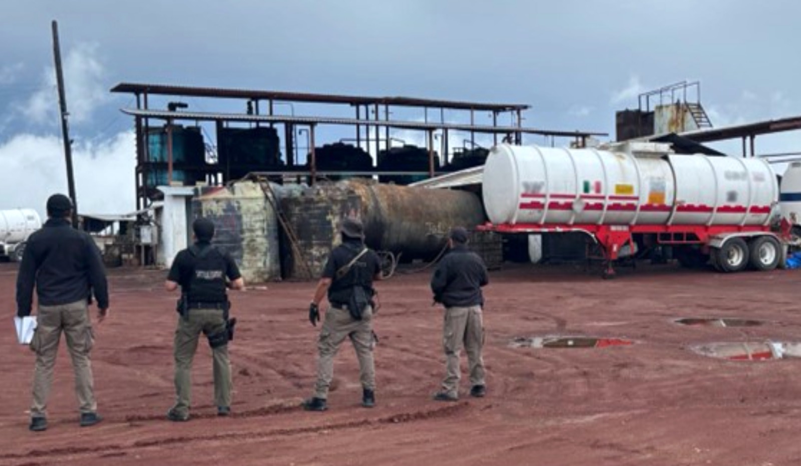 Casi un millón de litros de petróleo crudo fue asegurado por la FGR en Veracruz