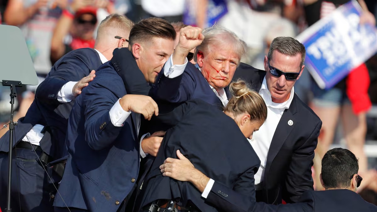 Dios salvó mi vida por la grandeza de EEUU, dice Trump al recordar el atentado en su contra de hace un año