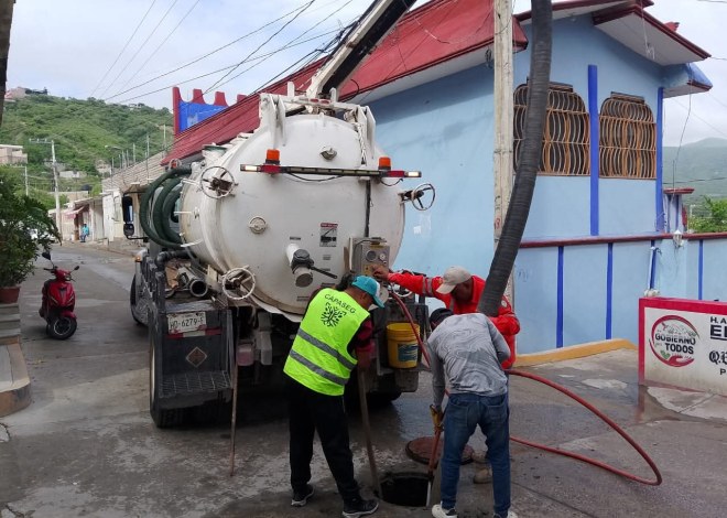 Realizan labores de desazolve en Zumpango del Río para mejorar red sanitaria