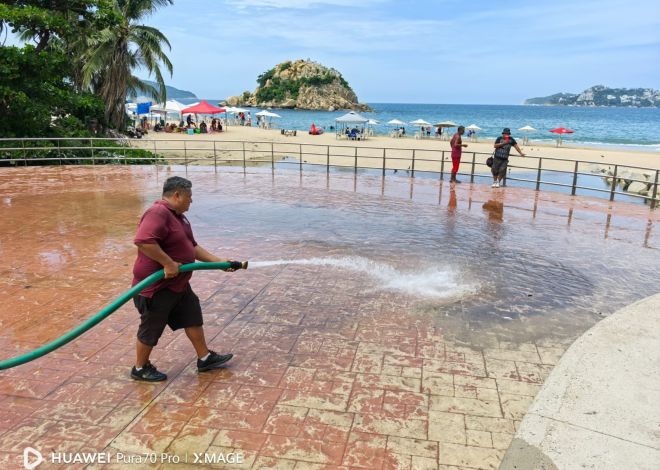 Refuerzan limpieza en accesos a playas de Acapulco para garantizar espacios seguros en vacaciones de verano