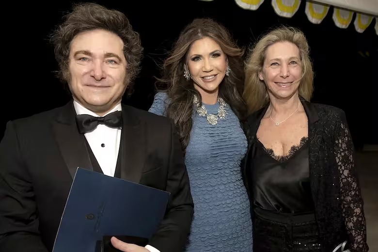 Noem se reúne con Milei en Bueno Aires para concretar la exención de visa para argentinos que visiten EEUU