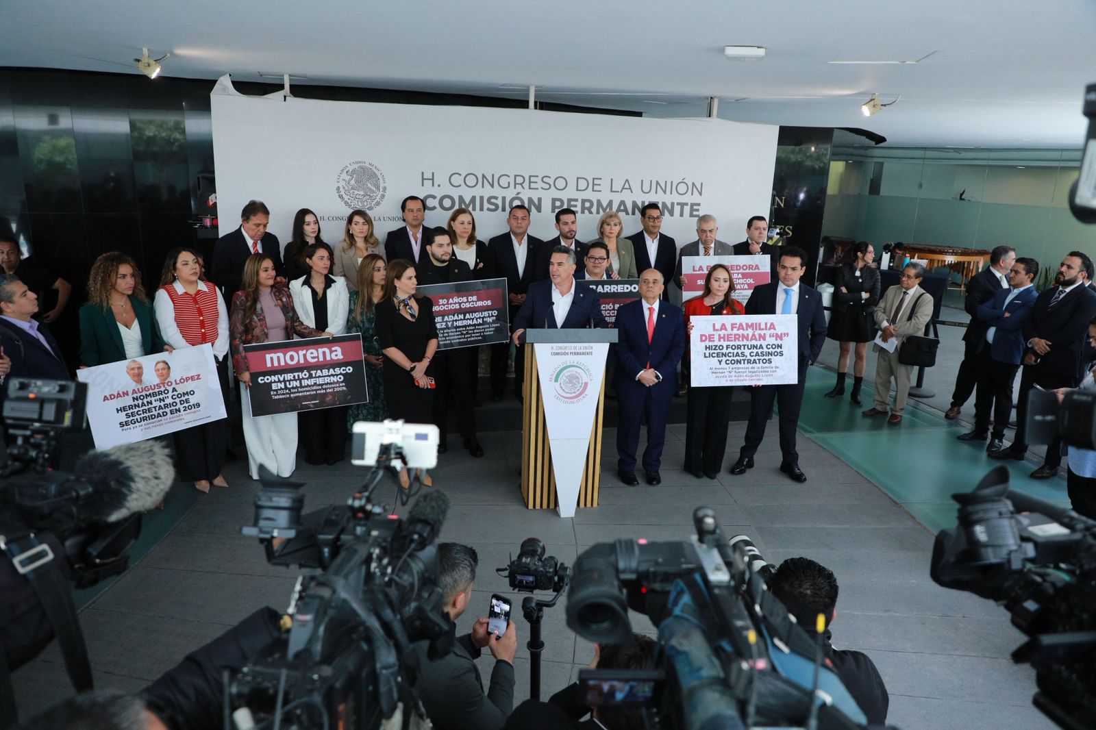PRI presenta denuncia ante la FGR contra gobiernos de Morena por presunto encubrimiento al crimen organizado