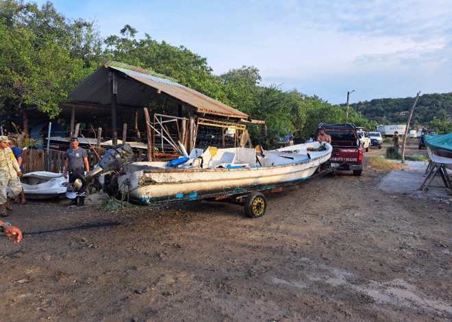 Atiende SGIRPCGRO rescate de embarcaciones hundidas por mar de fondo en Zihuatanejo