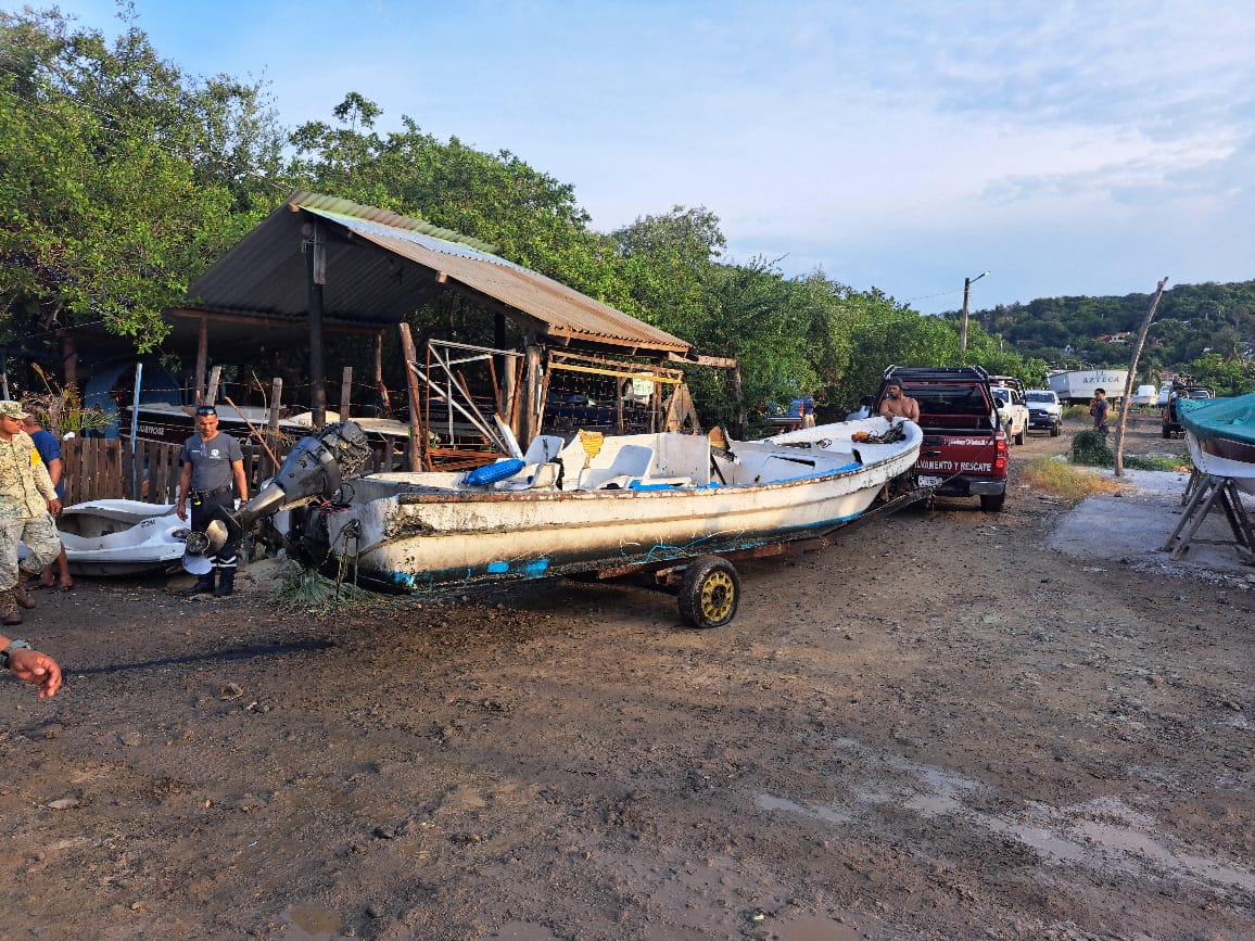 Atiende SGIRPCGRO rescate de embarcaciones hundidas por mar de fondo en Zihuatanejo