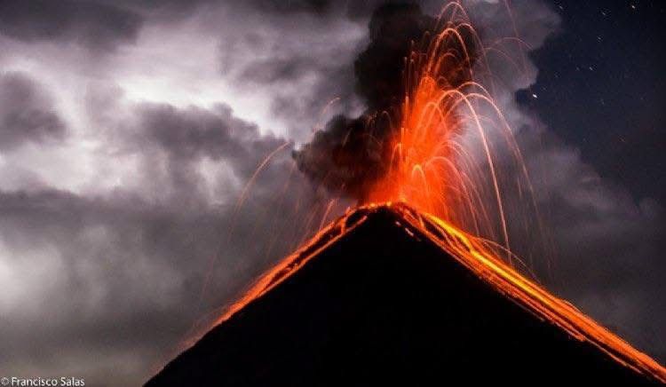 Volcán Klyuchevskoï, entra en erupción en extremo oriente ruso