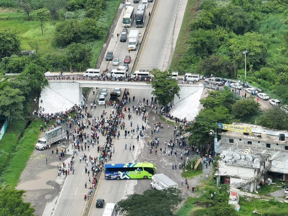 Liberan Autopista del Sol tras acuerdos con pobladores en El Ocotito