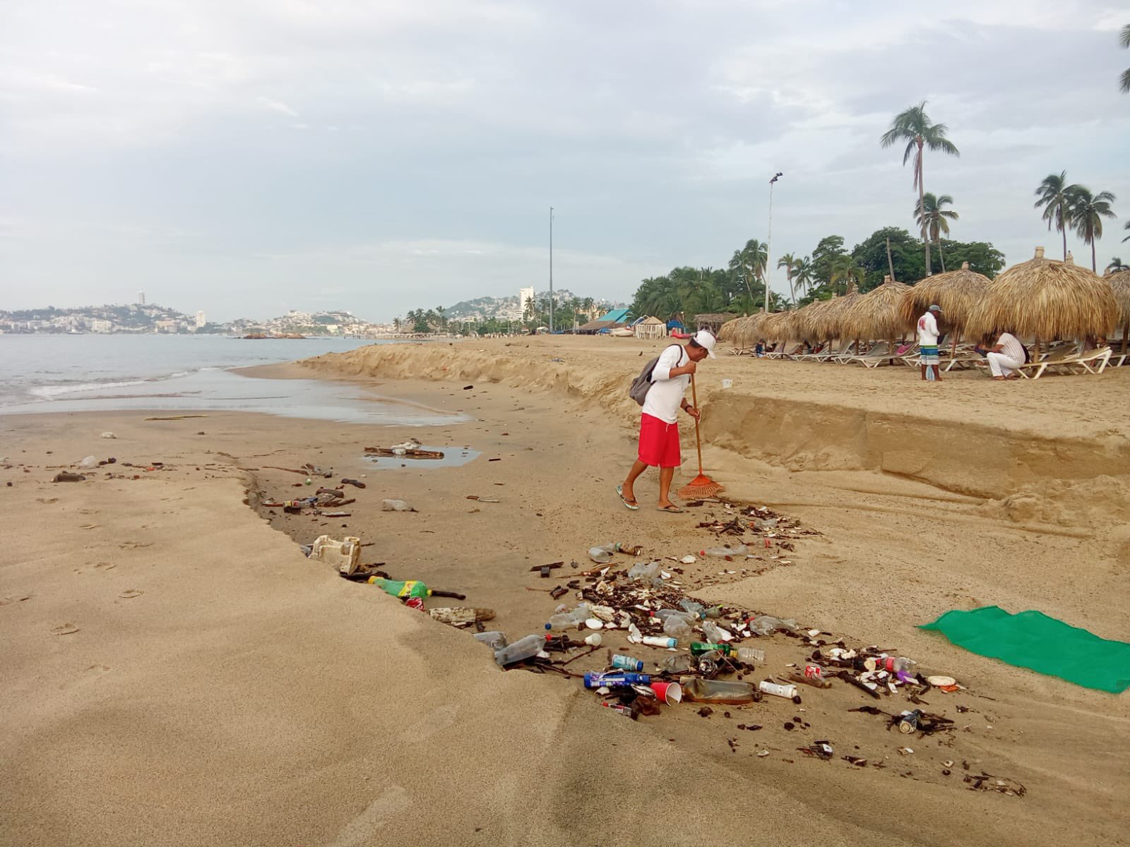Guardavidas y personal de limpieza refuerzan la seguridad y el cuidado de las playas del puerto