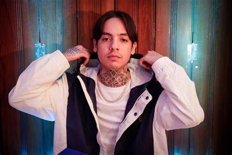 Natanael Cano protagoniza agresión a su DJ y destroza equipo en cierre del Baja Beach Fest