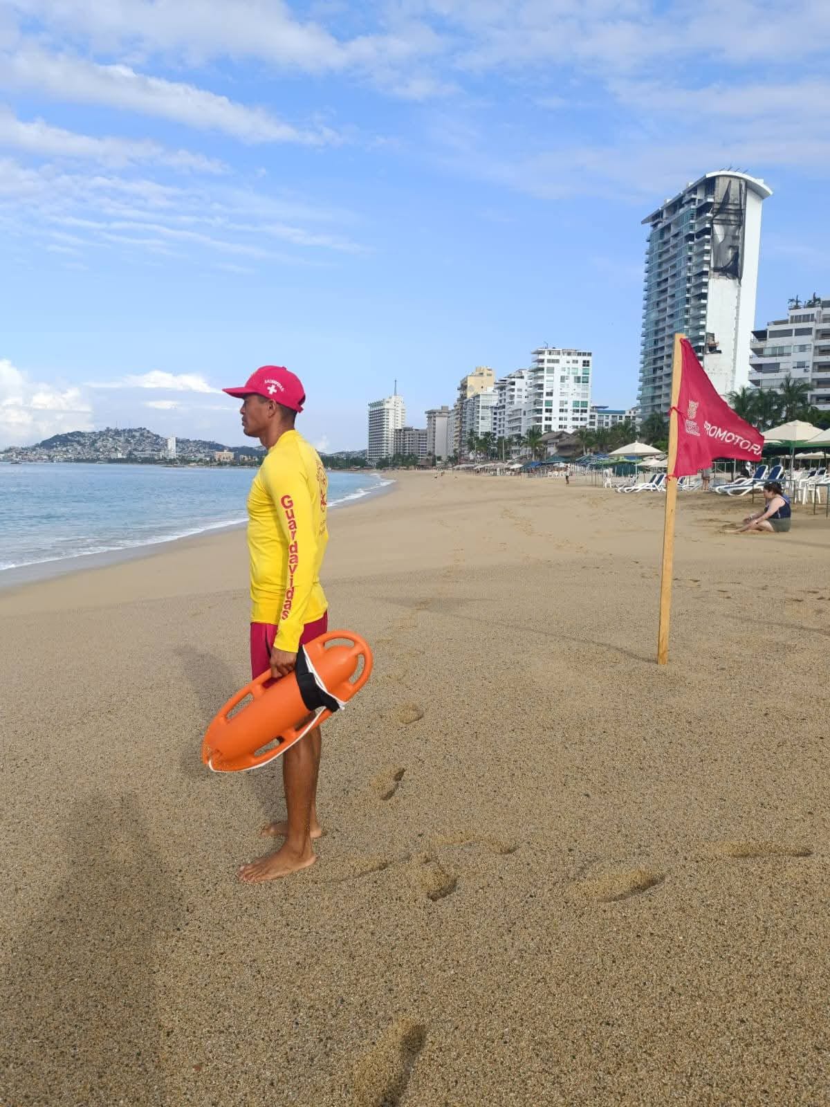 Guardavidas refuerzan vigilancia en playas de Acapulco para seguridad de visitantes