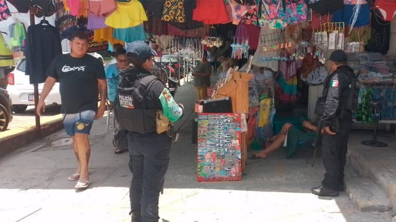 Policía Estatal refuerza vigilancia en mercados de artesanías de Acapulco por temporada vacacional
