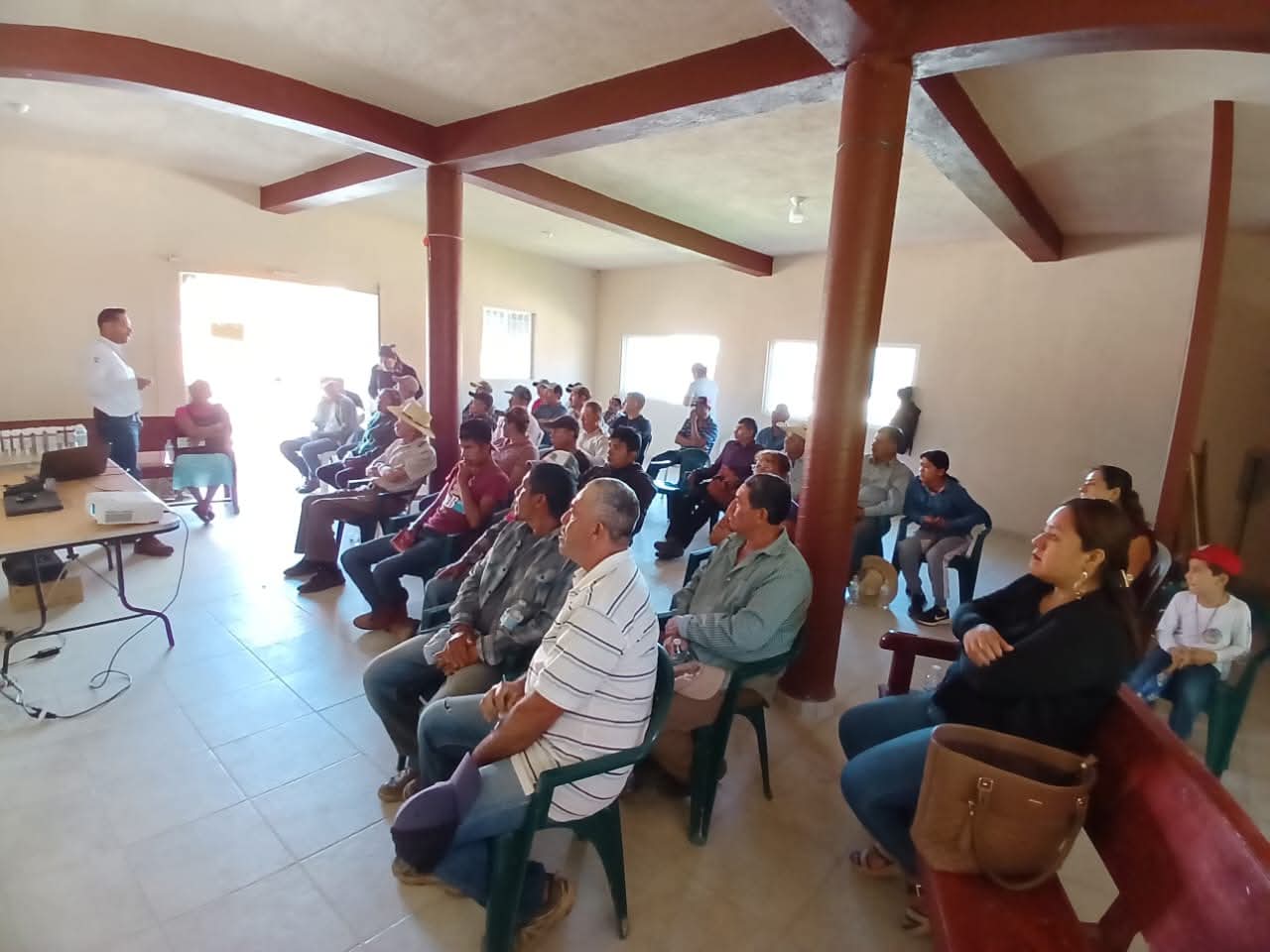 Capacitan a productores de Cuetzala del Progreso para prevenir el gusano barrenador en el ganado