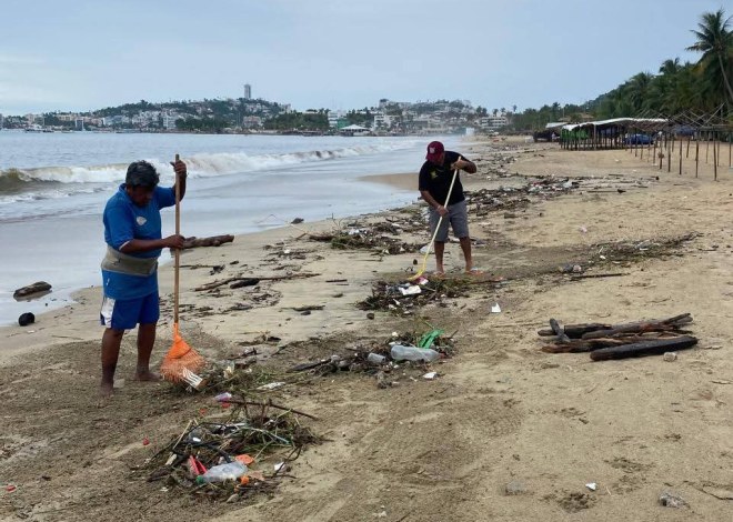Limpian playas de Acapulco tras lluvias para retirar basura y desechos arrastrados por la corriente