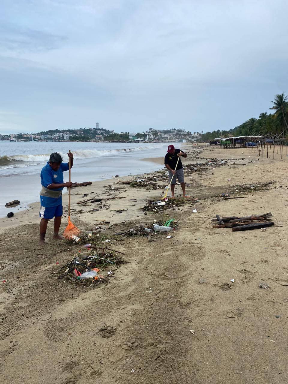 Limpian playas de Acapulco tras lluvias para retirar basura y desechos arrastrados por la corriente