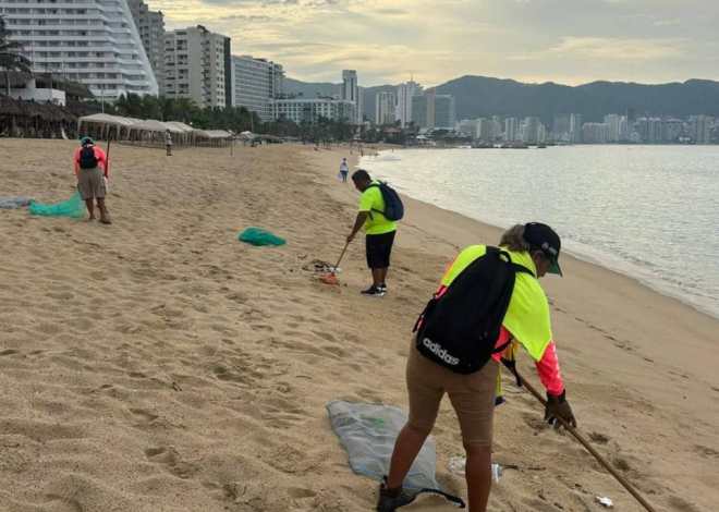 Continúan trabajos de limpieza de playas en Acapulco