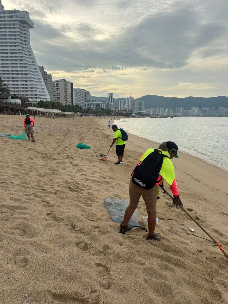 Continúan trabajos de limpieza de playas en Acapulco