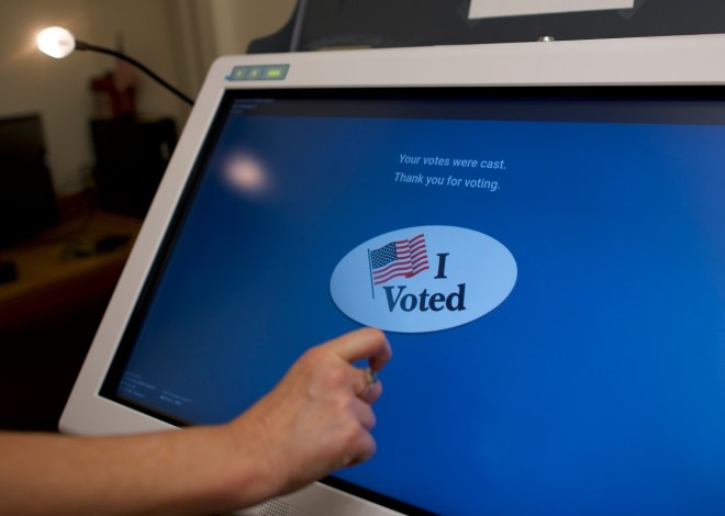 Anuncia Trump la eliminación del voto por correo y las máquinas de votación