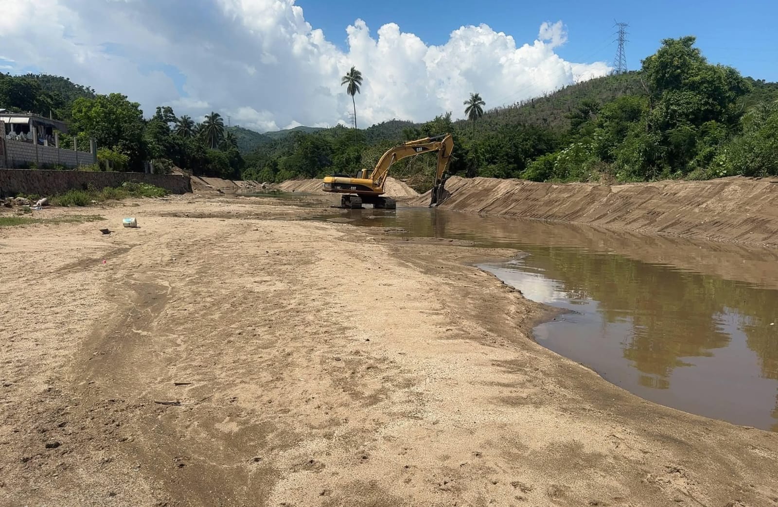 Gobierno de Guerrero realiza trabajos de rectificación en arroyo El Embarcadero para prevenir desbordamientos
