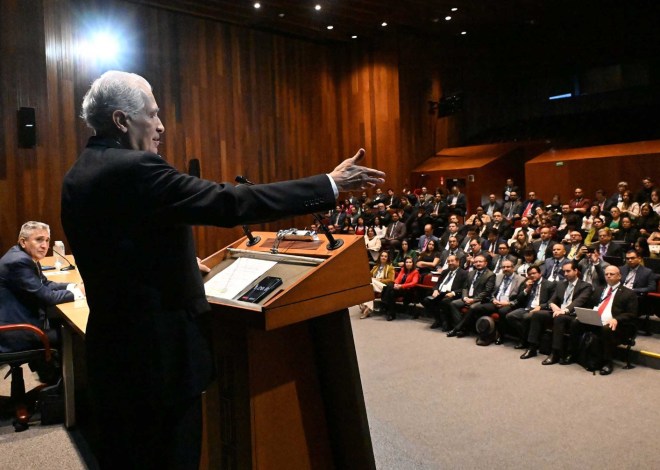El futuro de las universidades está en la autonomía y en la colaboración: Diego Valadés