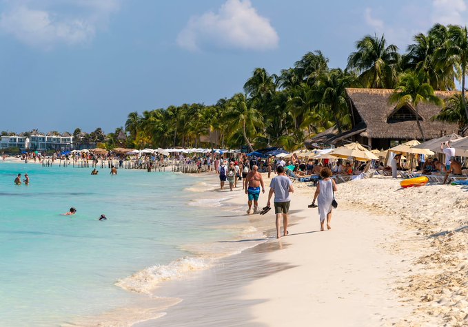 Ricardo Monreal propone garantizar acceso libre y gratuito a playas y áreas naturales protegidas