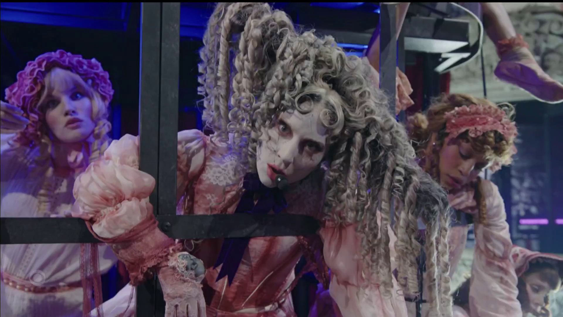 Lady Gaga transforma el escenario de los VMAs con “Abracadabra” y “Dead Dance”