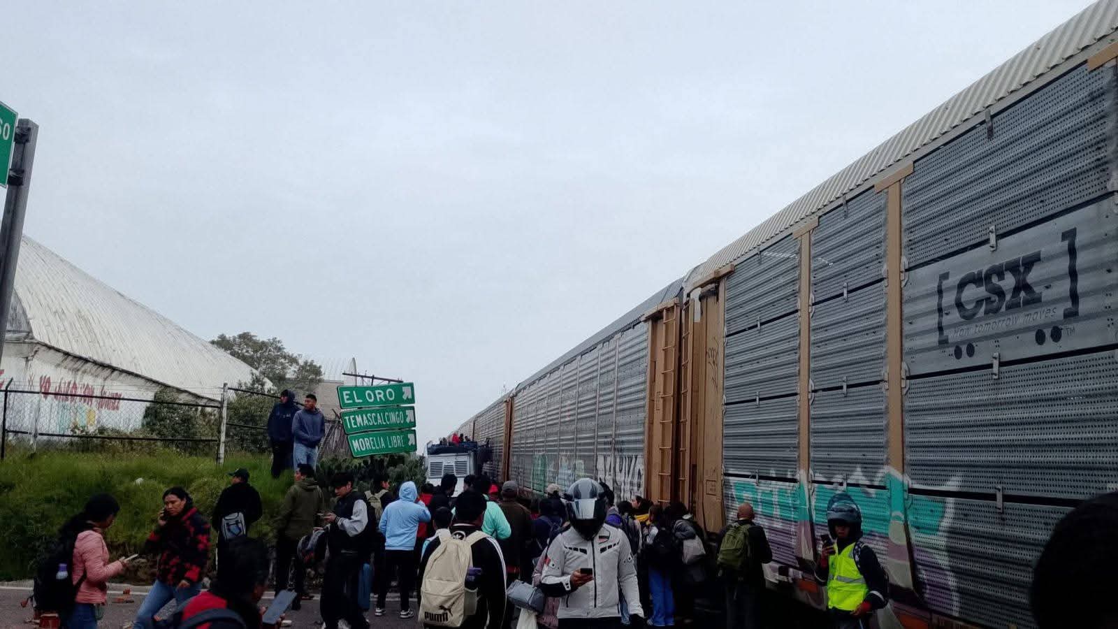 Tragedia en Atlacomulco: tren arrolla autobús de pasajeros; 8 muertos y 45 heridos