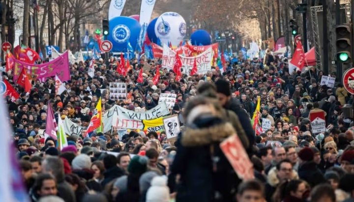 Francia al borde de una huelga general: crisis política y social tras la dimisión del primer ministro