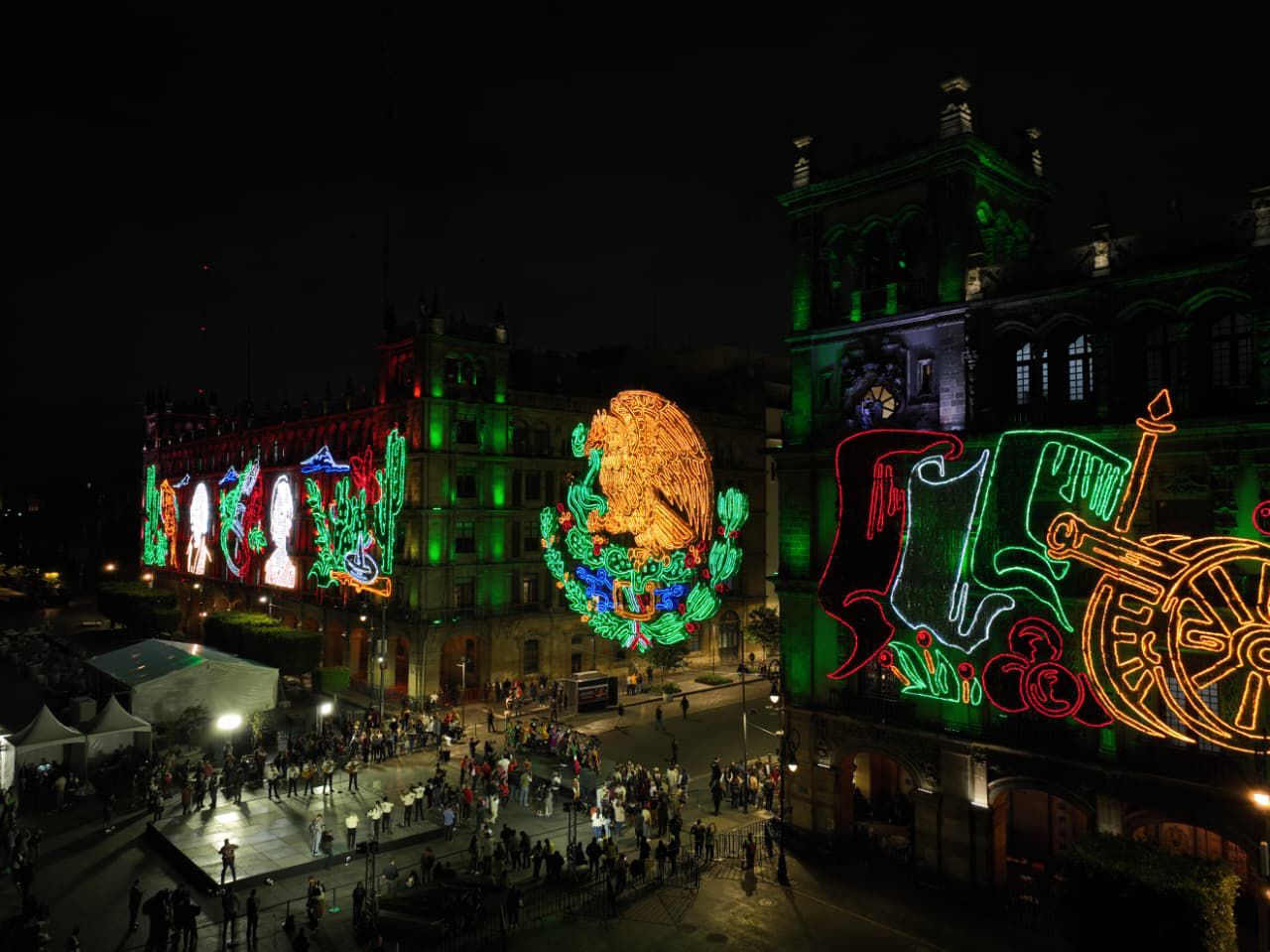 Clara Brugada encabeza el encendido de luces patrias en el Zócalo