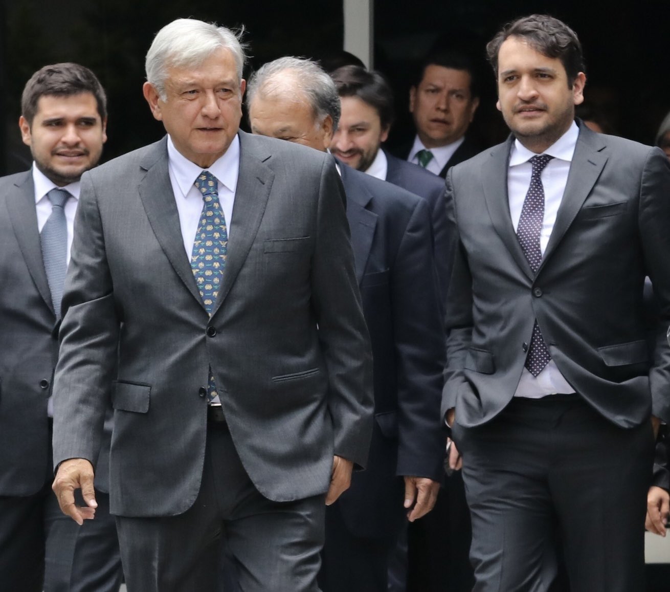 Otorga juez federal protección a hijos de AMLO, amigos socios, contra cualquier detención u orden de aprehensión futura