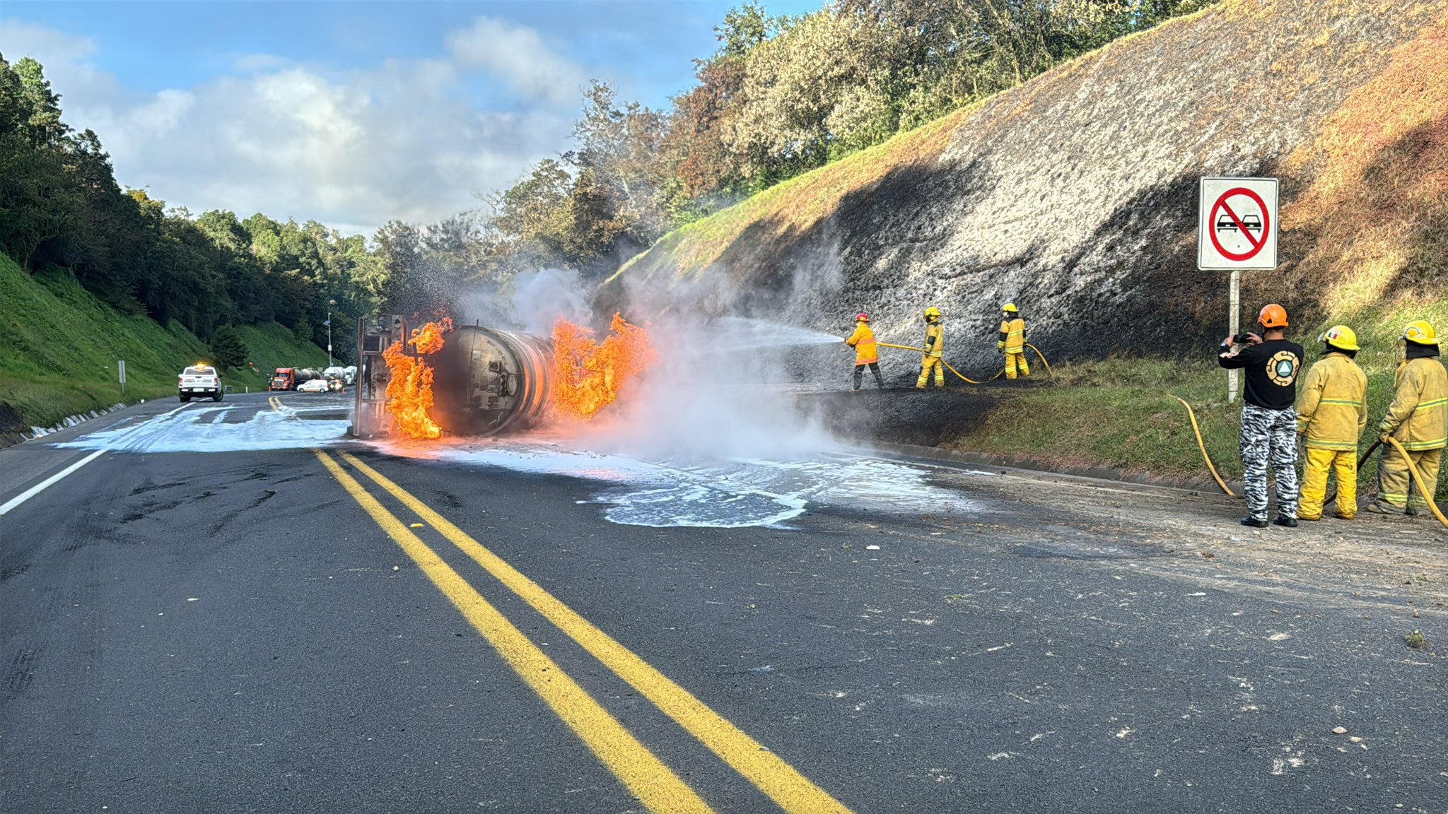 Volcadura e incendio de pipa en la autopista México-Tuxpan; no hay heridos