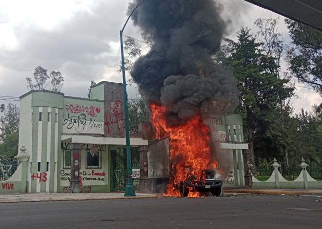 Encapuchados derriban puerta de Campo Militar y prenden camión