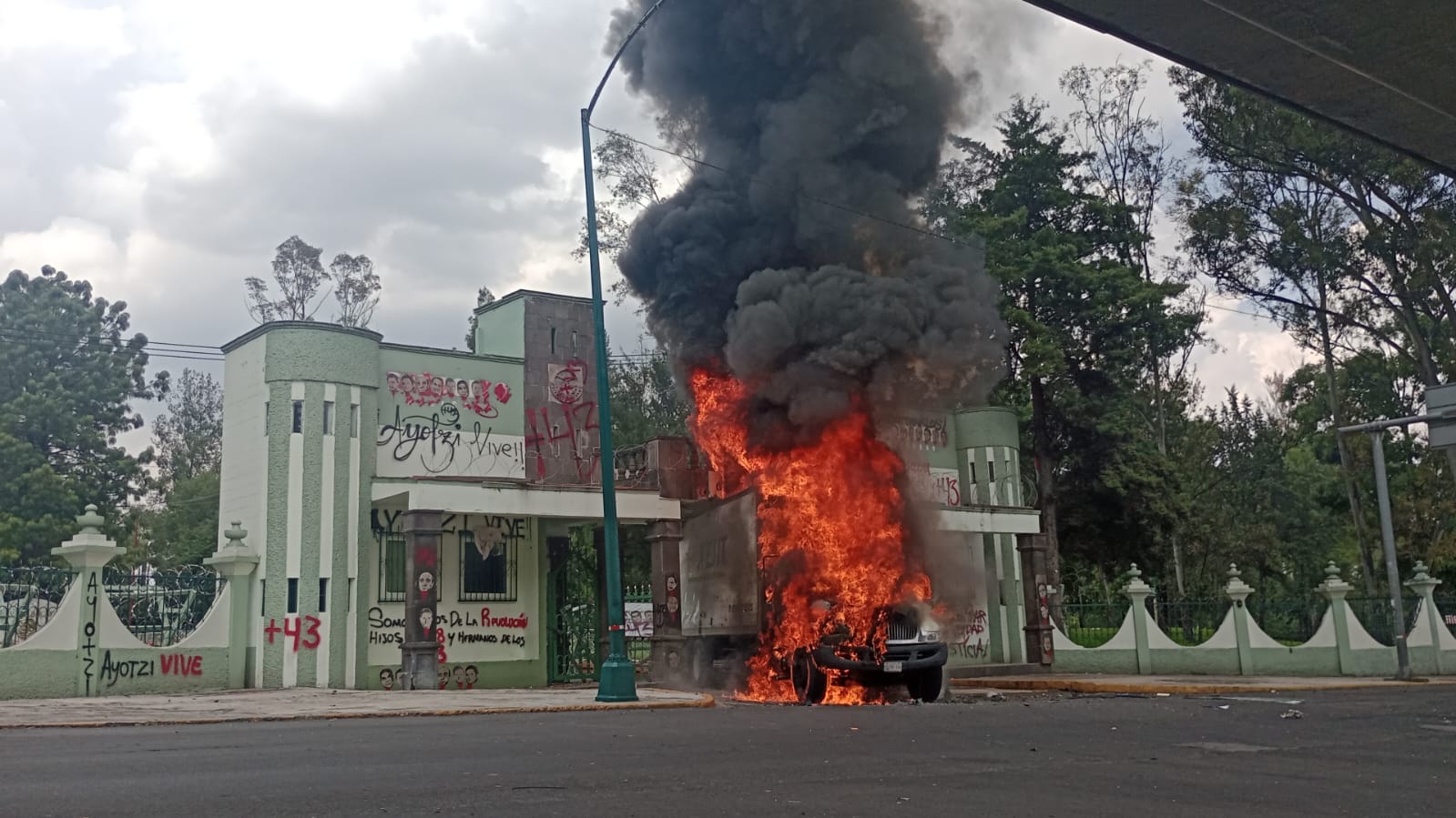 Encapuchados derriban puerta de Campo Militar y prenden camión