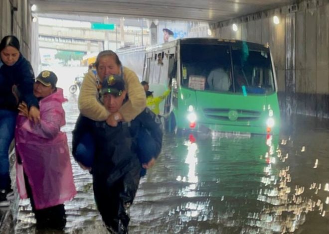 Rescatan a pasajeros de camión atrapado por inundaciones en CDMX