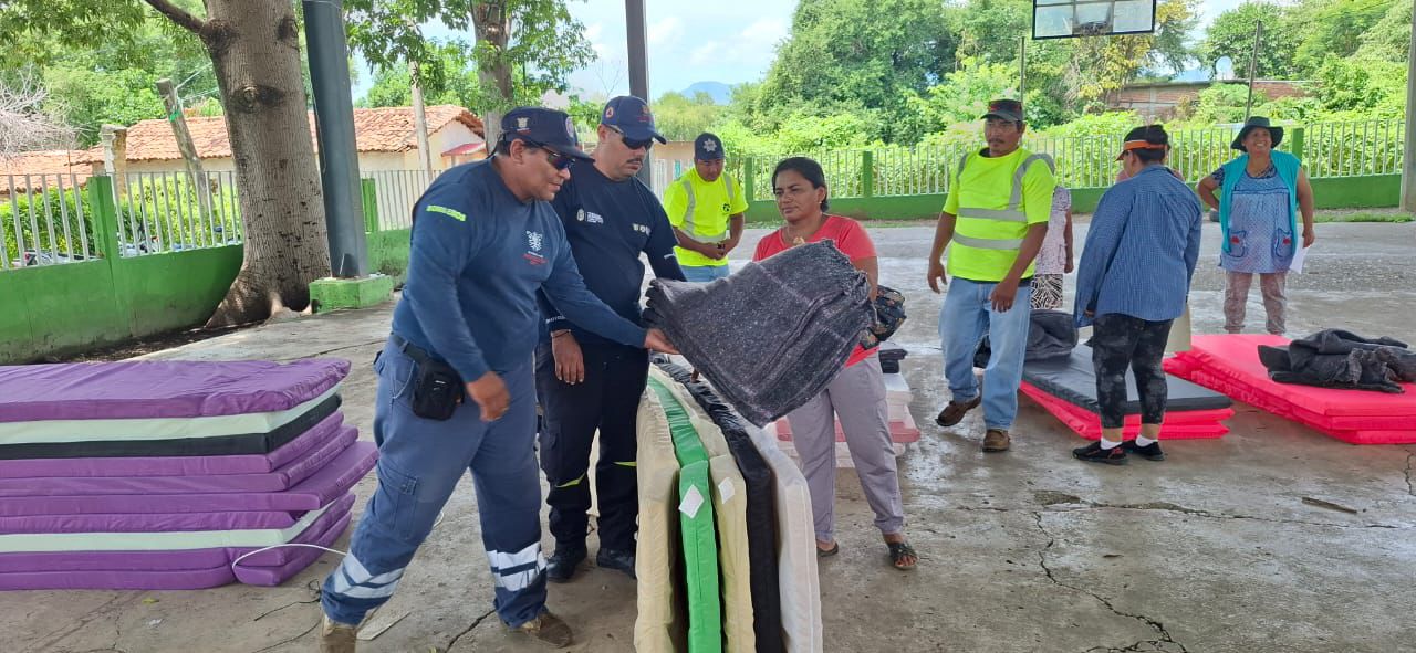 Gobierno del estado entrega ayuda emergente a familias afectadas por lluvias en Tlalchapa, en la región de Tierra Caliente