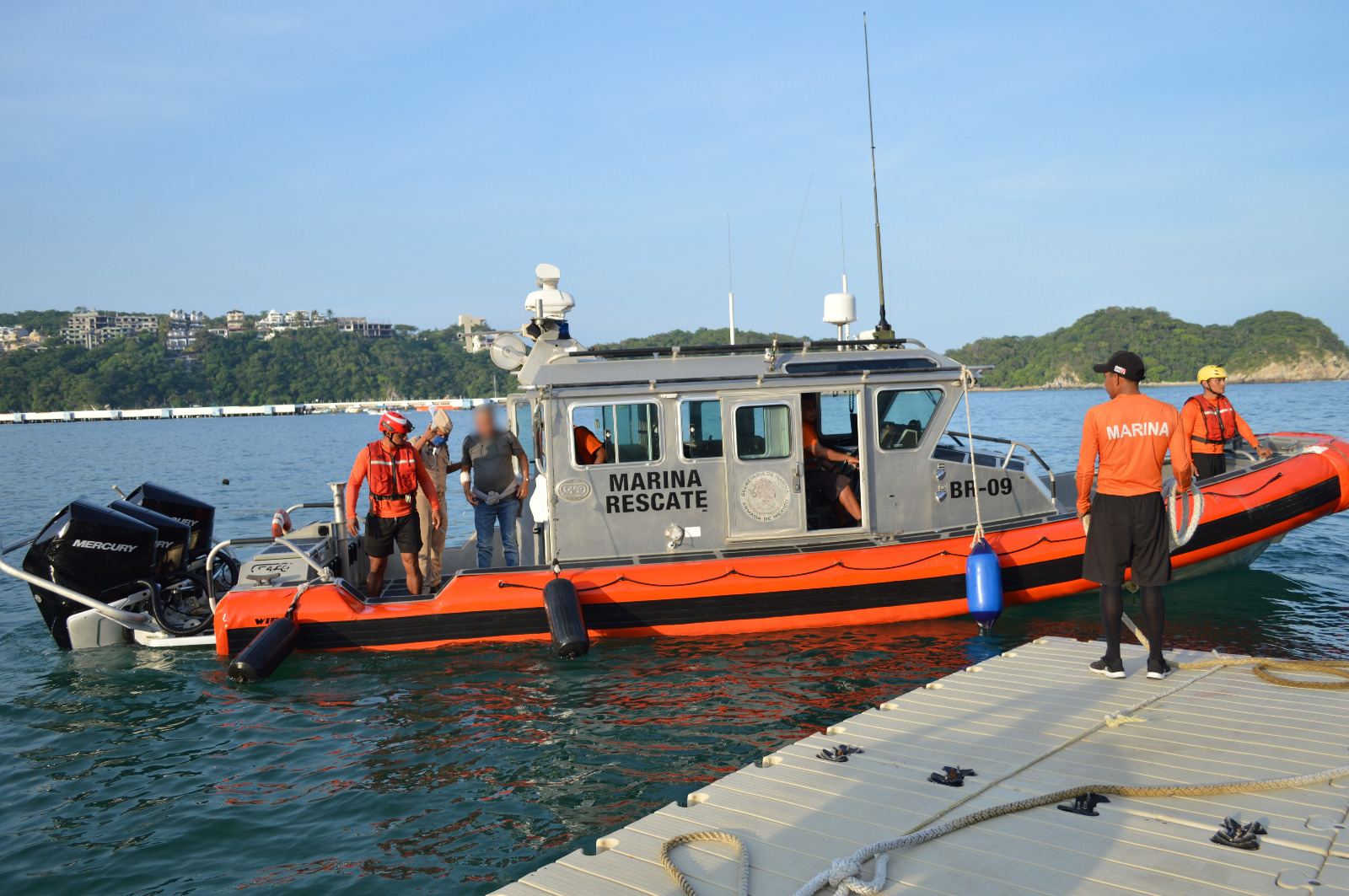 Marina evacúa a tripulante de buque granelero en alta mar frente a costas de Oaxaca