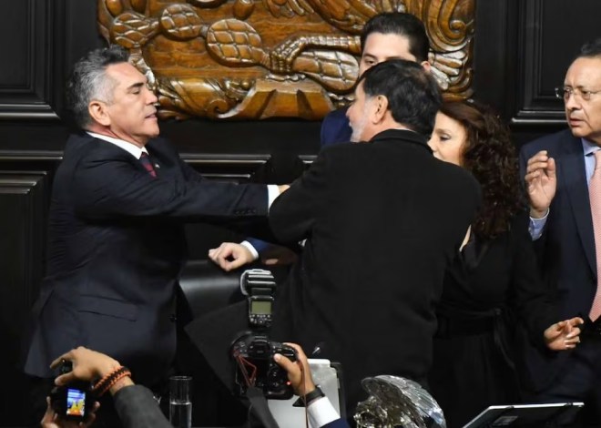 Política Al Margen