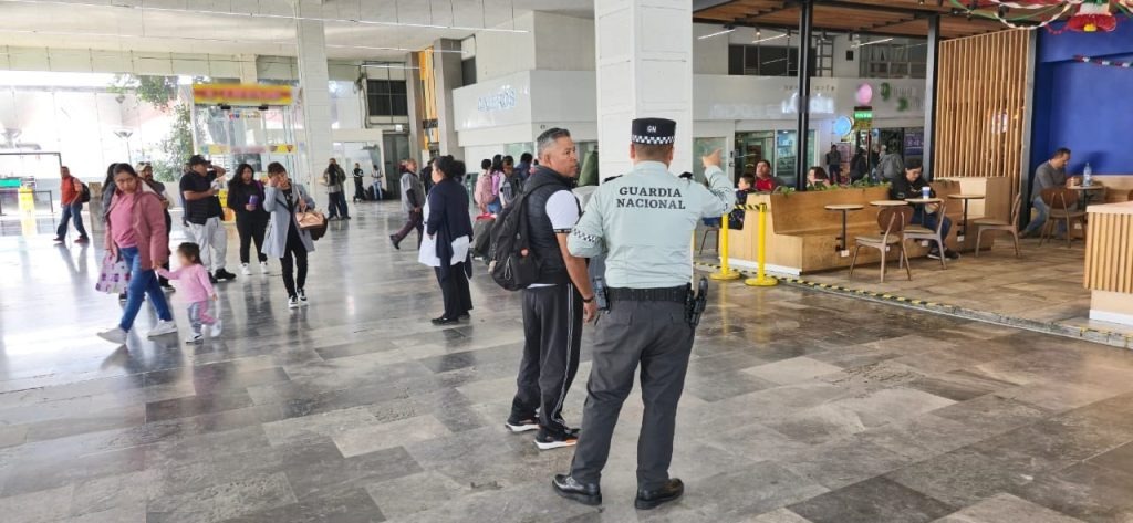 Proponen diputados de MC y Morena aplicar medidas de seguridad en terminales de autobuses similares a las de los aeropuertos.