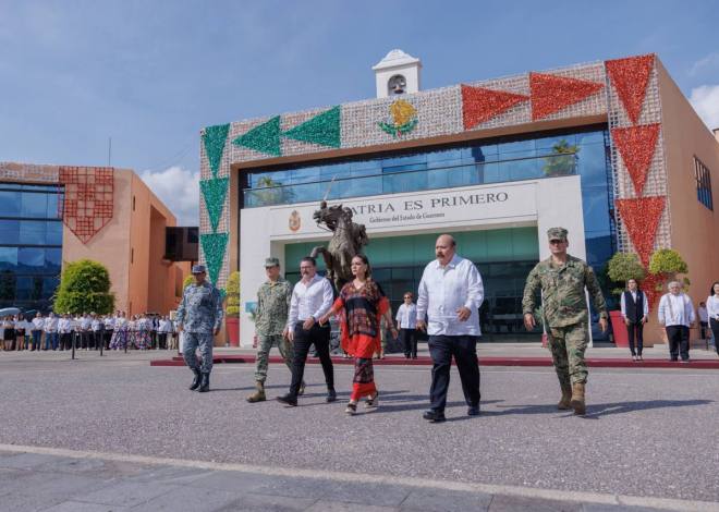 La gobernadora Evelyn Salgado encabezó el izamiento de bandera y convocó a la unidad por Guerrero