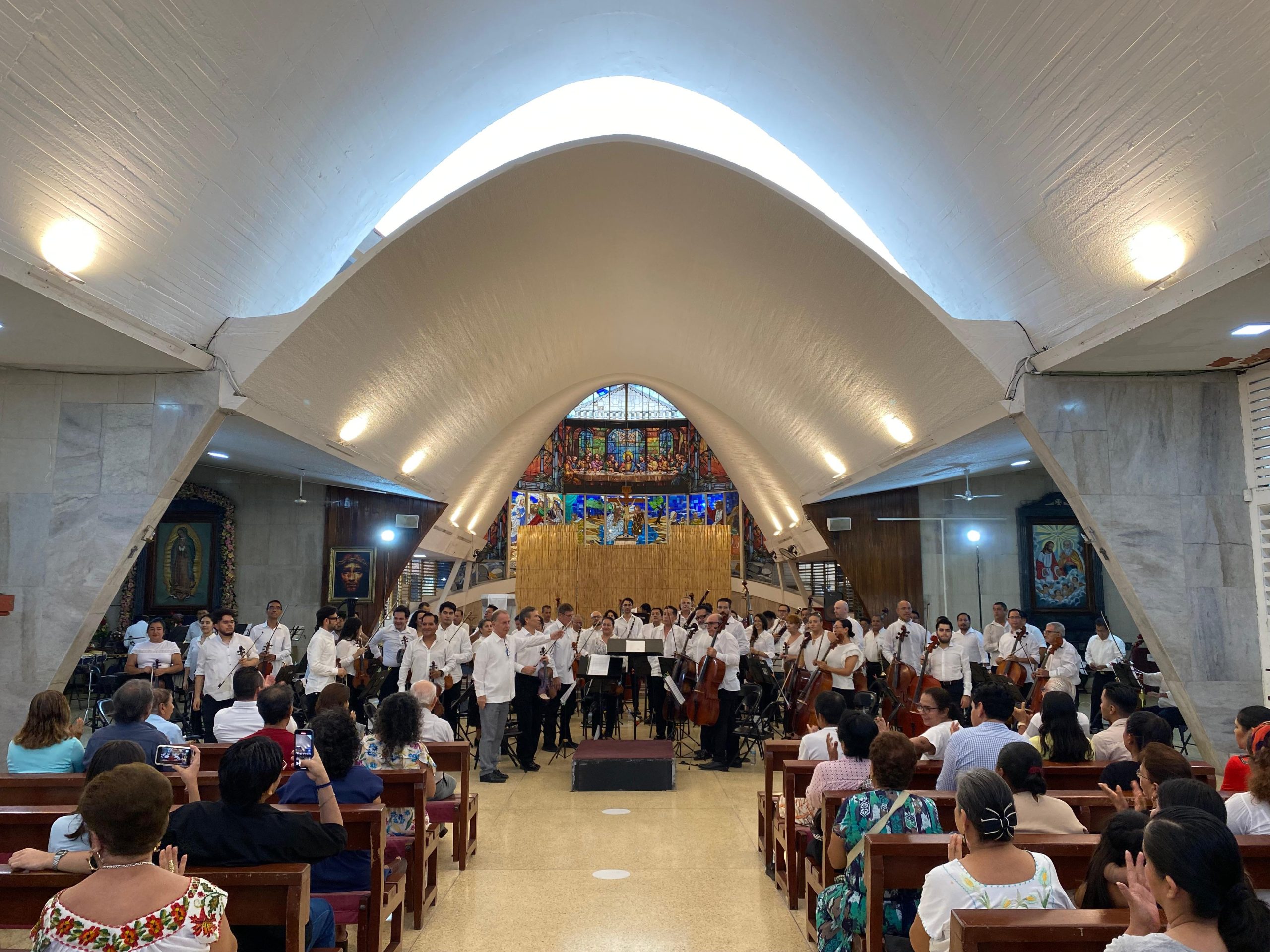 Familias de la Colonia Progreso de Acapulco disfrutan el Concierto Especial Mexicano de la Orquesta Filarmónica