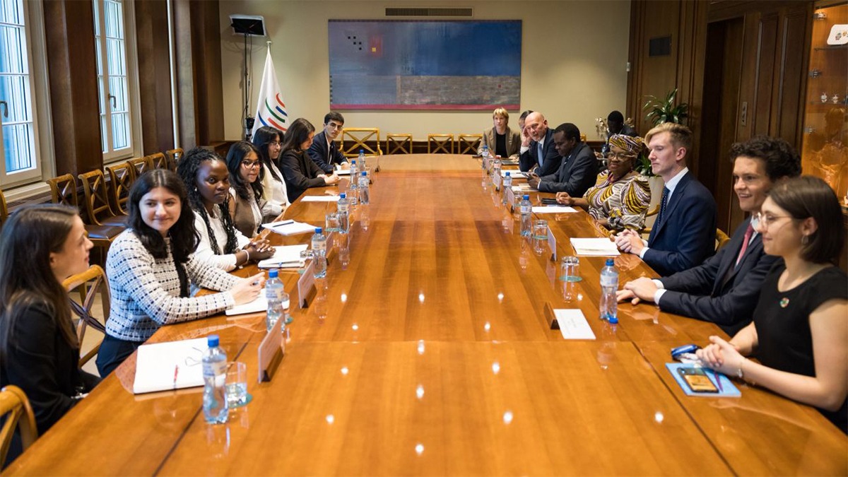 Directora general de la OIC recibe a siete Jóvenes Líderes Comerciales