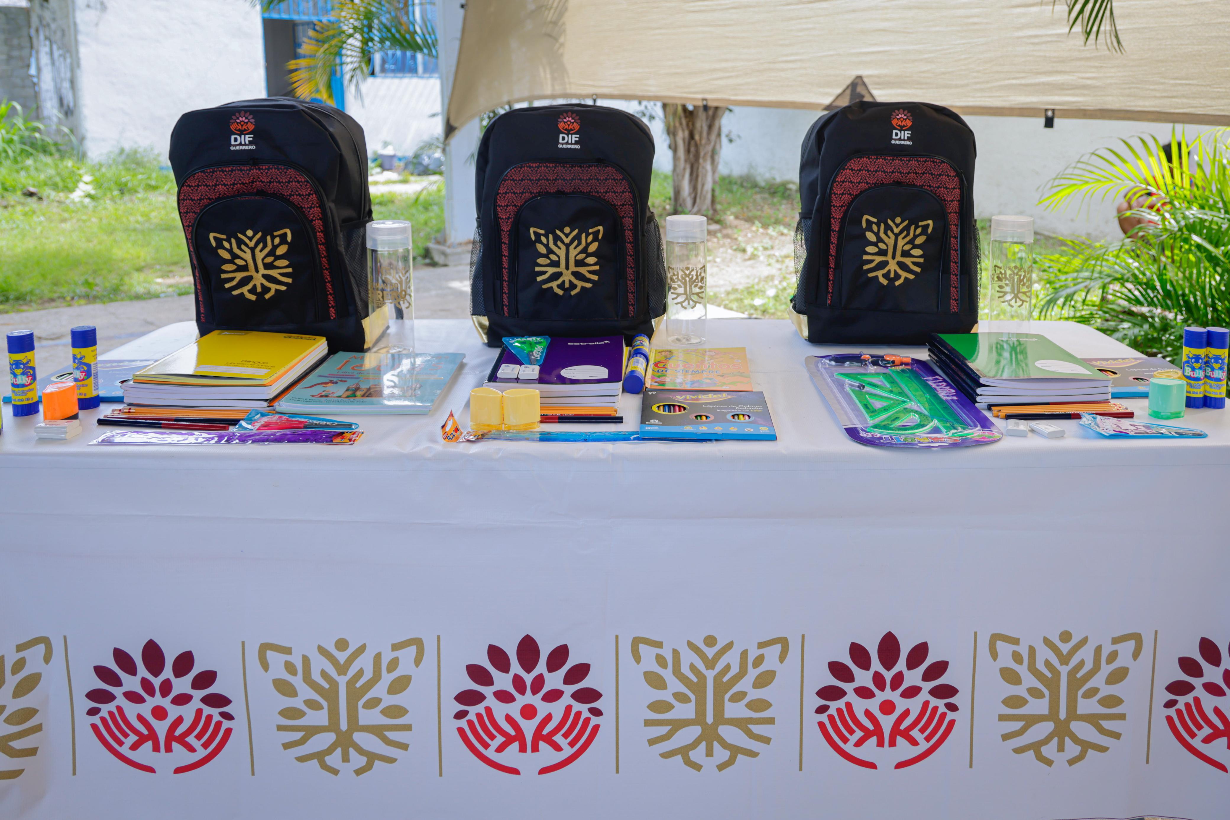 El programa de “Educando para Transformar” llega a Acapulco con la entrega de mochilas y útiles escolares